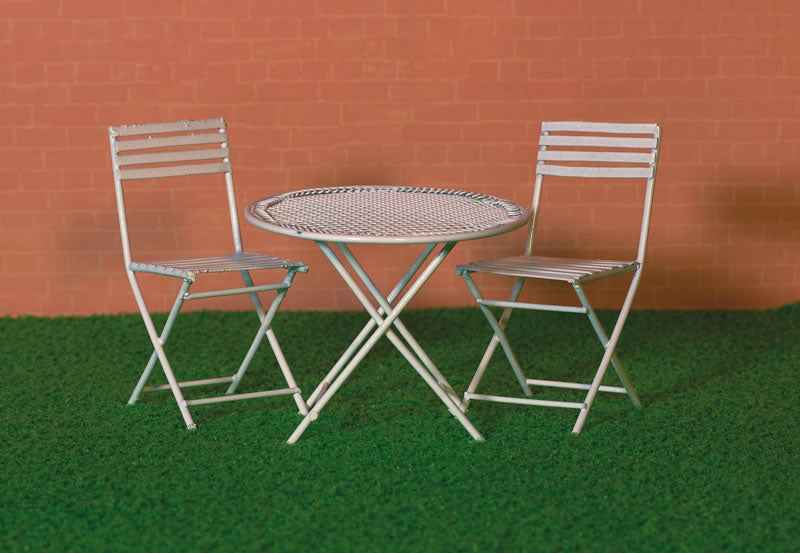 Witte tafel met 2 stoelen