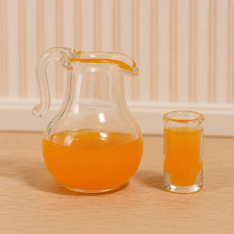 Karaf met vruchtendrank glas