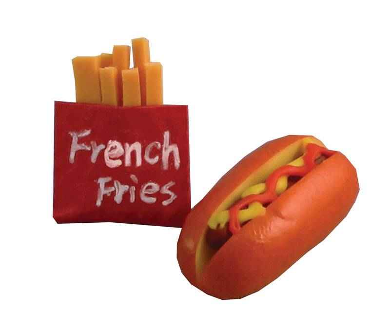 Patat met een hotdog