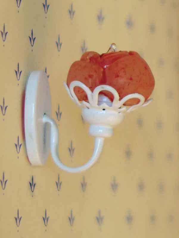 Witte wandlamp met roze roos