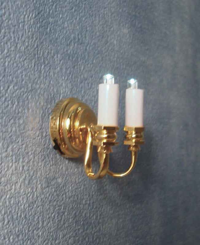 Dubbele wandlamp kaarsmodel met LED-verlichting op batterij voor poppenhuis schaal 1:12.