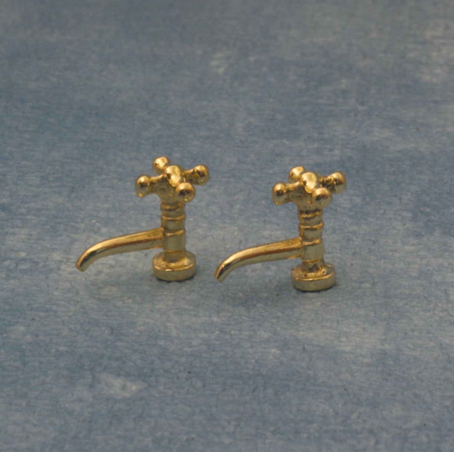 Antiek koperen kranen, 2 stuks