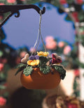 Hangende basket met gekleurde bloemen