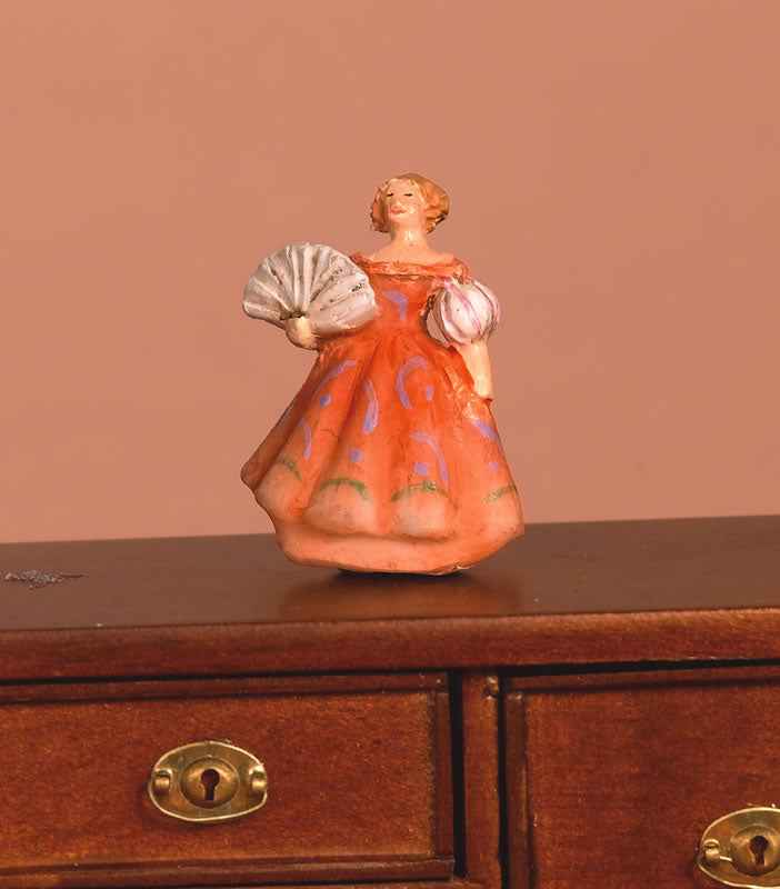 Beeldje dame in roze