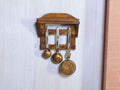 Houten rek met pannen