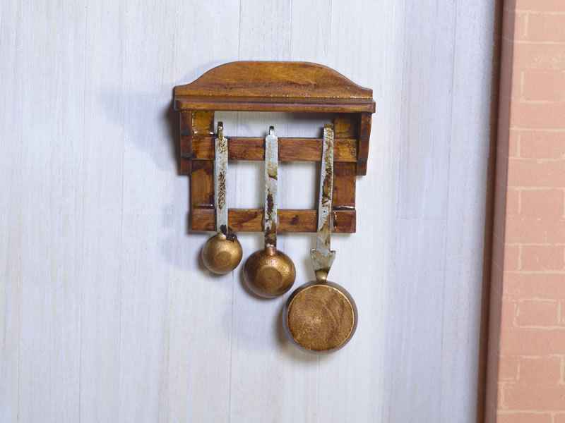 Houten rek met pannen