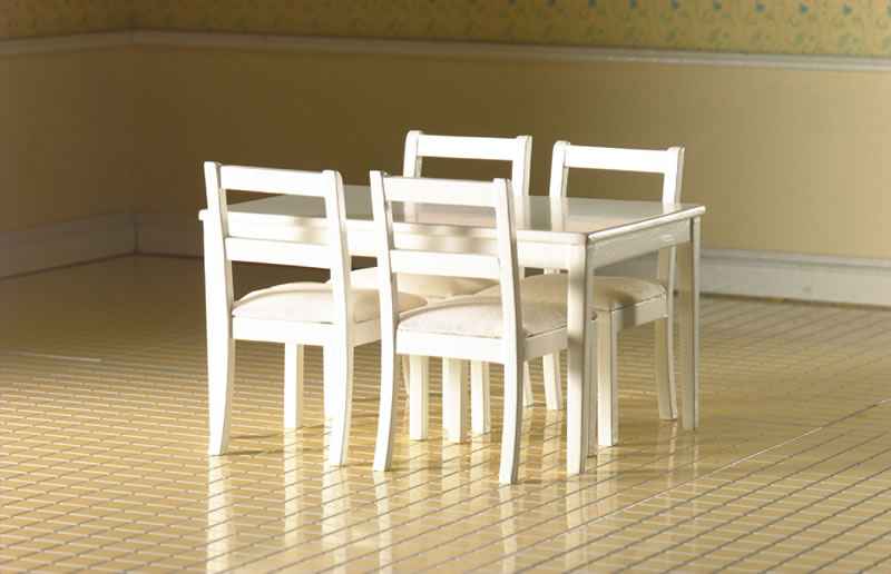 Witte tafel met 4 stoelen