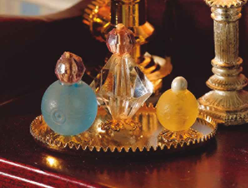 Blad met parfumflesjes, 4 stuks