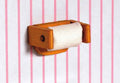 Toiletrol op houten houder