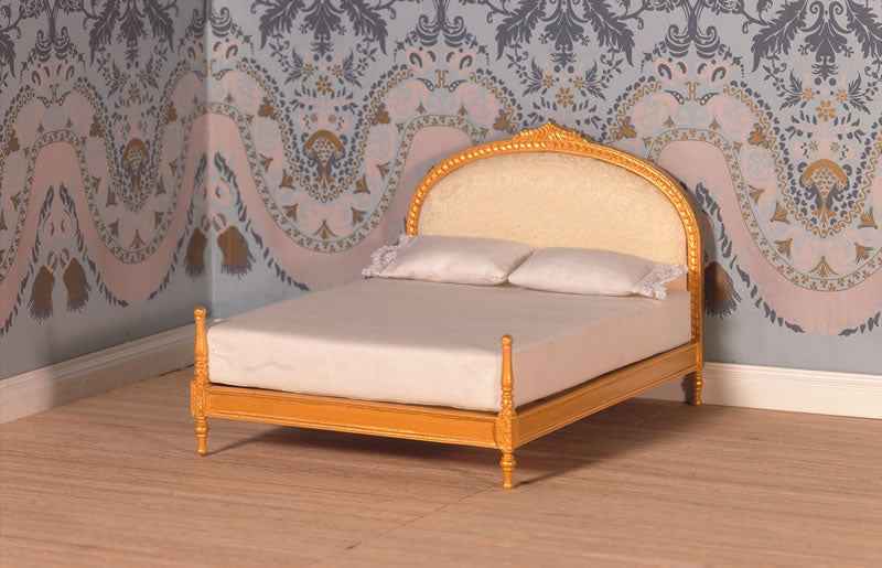 gouden 2 pers bed met creme satijnstof
