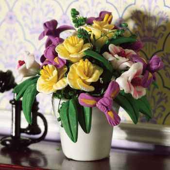 voorjaarsbloemen in witte vaas