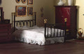 Zwart ijzeren bed met beddengoed
