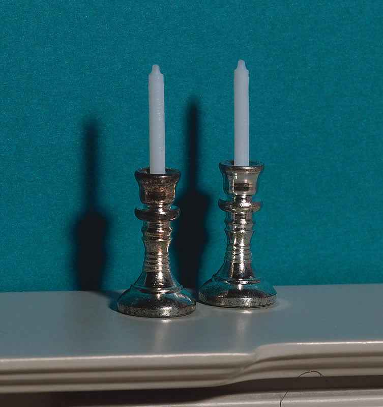 2 zilveren kandelaars met kaarsjes