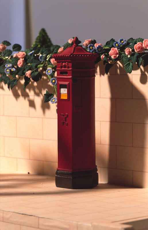 Brievenbus in rood, Engels model
