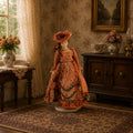 Victiaanse vrouw roodbruine kleding