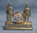 Gouden klok met soldaten