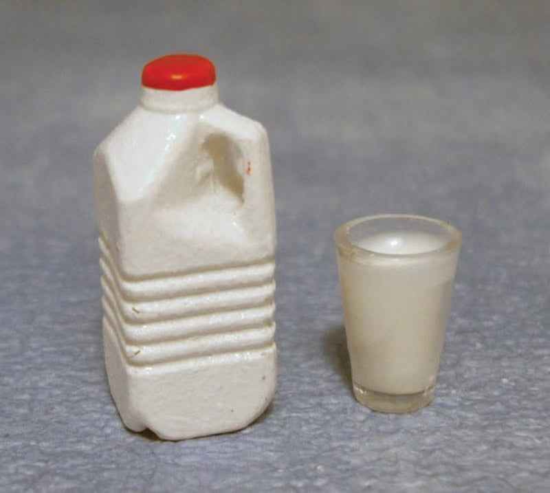 Melk in kunststof fles met glas