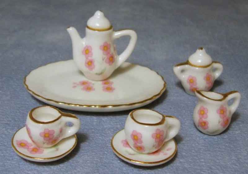 thee of koffie servies met roze bloemen