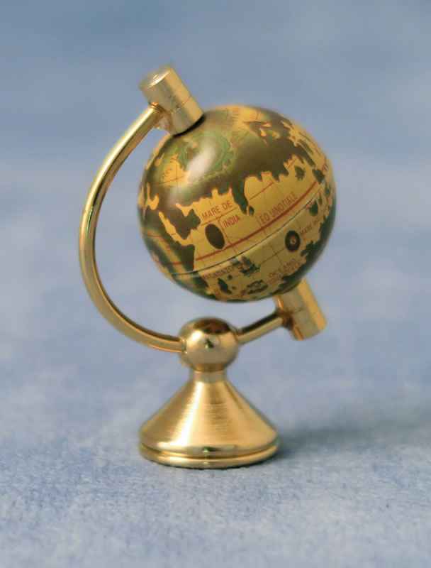 Globe op koperen standaard