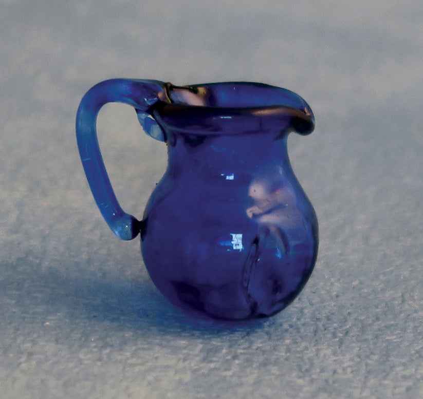 Blauwe glazen kan