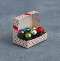 Doos met kerstballen