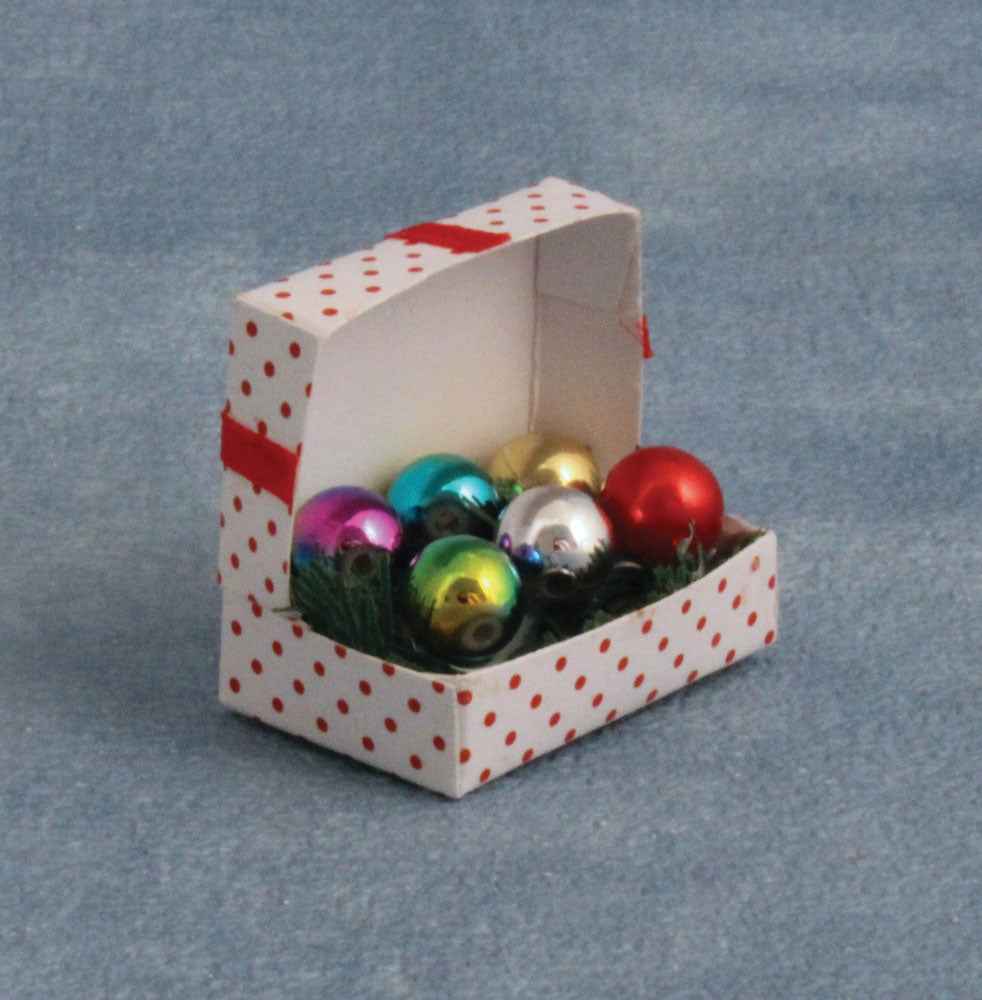 Doos met kerstballen