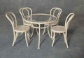 Witte metalen tafel met stoelen