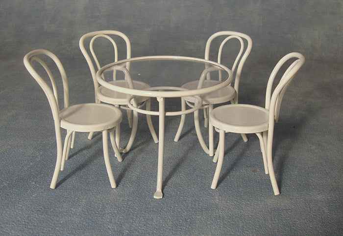 Witte metalen tafel met stoelen