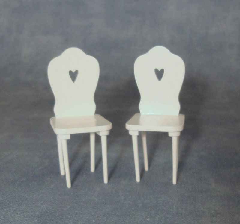 Witte stoelen, met hart, 2 stuks