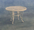 Wit metalen tuintafel