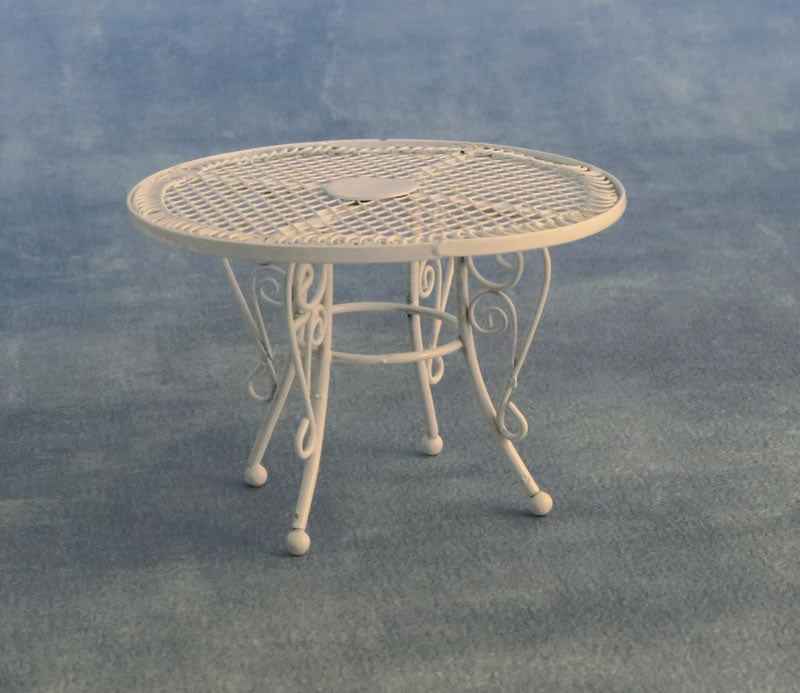 Wit metalen tuintafel