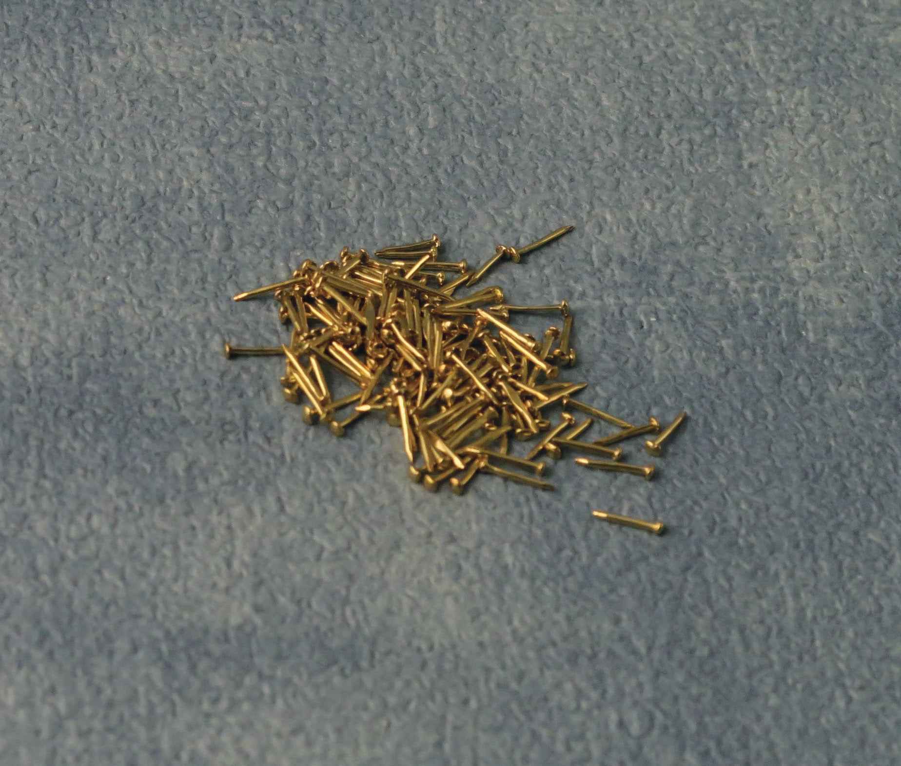 Messing spijkertjes, 100 stuks  5 a 6 mm