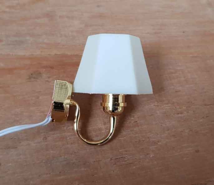 Wandlamp met wit kapje