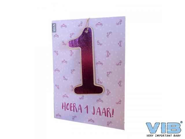 Wenskaart met houten hanger  'Hoera 1 jaar' roze