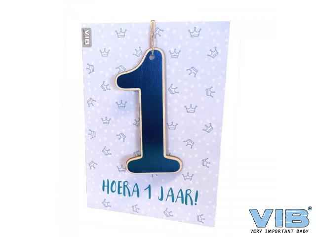 Wenskaart met houten hanger  'Hoera 1 jaar' blauw