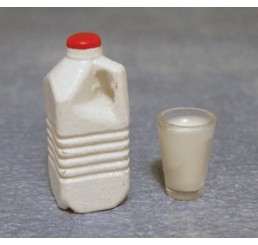 Melk in kunststof fles met glas
