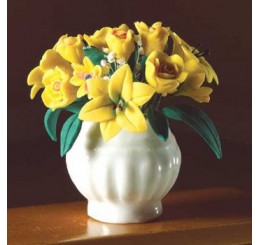 Gele bloemen in vaas                           